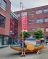 De bouwer, Bart Salfischberger, voor zijn nieuwgebouwde Friese schouw op het plein voor de school